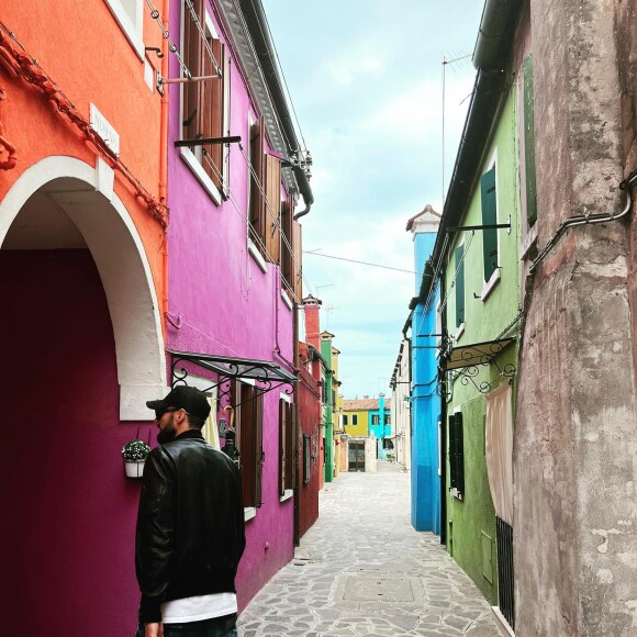 Olivier Giroud profite d'un séjour à Burano avec sa femme Jennifer.