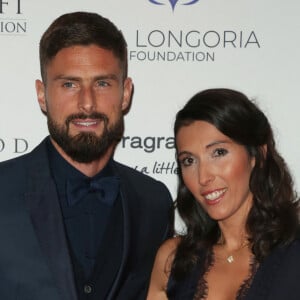 Olivier Giroud et sa femme Jennifer Giroud posent lors du photocall de la soirée Global Gift à Londres le 2 novembre 2018.