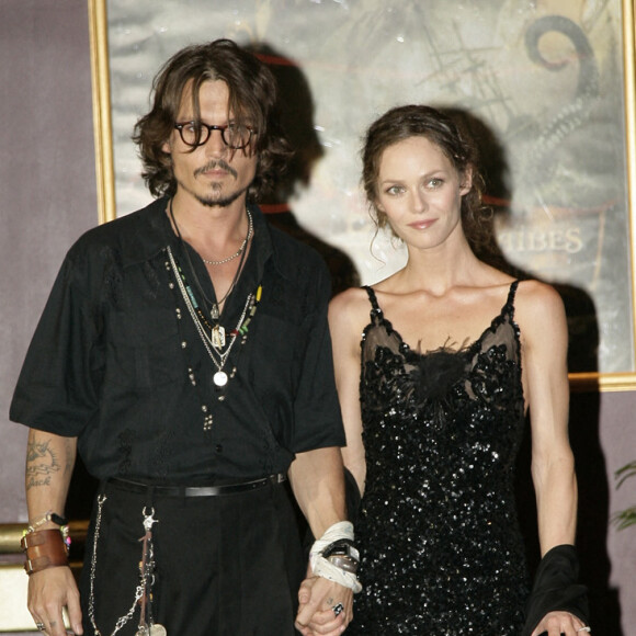 Johnny Depp et sa compagne Vanessa Paradis - Première du film "Pirates des Caraïbes : Le Secret du coffre maudit" à Paris. © Frédéric Piau / Bestimage