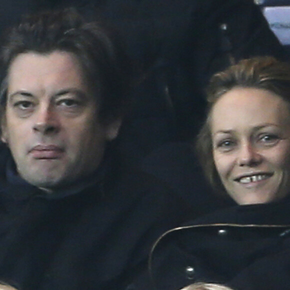 Benjamin Biolay et Vanessa Paradis - People au match de football PSG-Nice (1-0) au Parc des Princes à Paris. Le 29 novembre 2014.