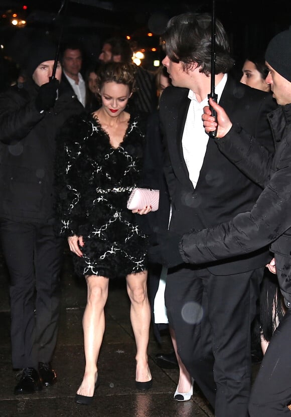 Vanessa Paradis, sa fille Lily-Rose Depp, et son compagnon Benjamin Biolay arrivent à la présentation de la collection Chanel Paris-Salzburg 2014/2015 en l'honneur des Métiers d'Art à New York, le 31 mars 2015.