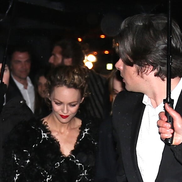 Vanessa Paradis, sa fille Lily-Rose Depp, et son compagnon Benjamin Biolay arrivent à la présentation de la collection Chanel Paris-Salzburg 2014/2015 en l'honneur des Métiers d'Art à New York, le 31 mars 2015.