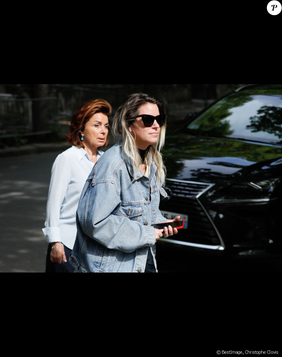Sophie Tapie et sa mère Dominique Tapie - Arrivées de l'enregistrement de l'émission "Vivement Dimanche Prochain" qui sera diffusée le 01 mai 2022 au studio Gabriel à Paris, France, le 20 avril 2022. © Christophe Clovis / Bestimage