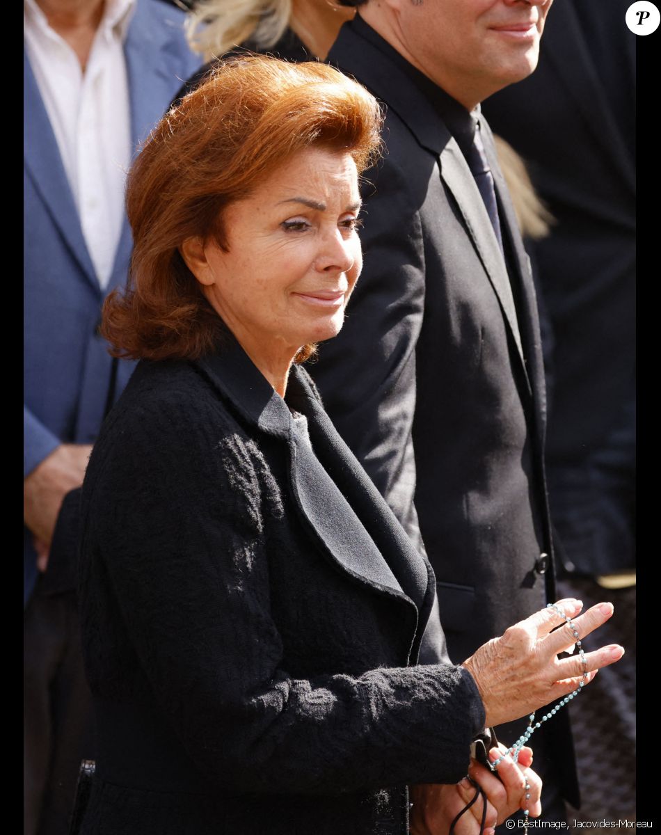 Dominique Tapie (femme du défunt) - Sorties de la messe funéraire en hommage à Bernard Tapie en l'église Saint-Germain-des-Prés à Paris. Le 6 octobre 2021 © Jacovides-Moreau / Bestimage