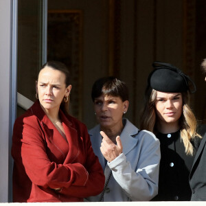 Pauline Ducruet, Camille Gottlieb et la princesse Stéphanie de Monaco - La famille princière de Monaco apparaît au balcon du palais lors de la fête nationale de Monaco, le 19 novembre 2021. © Bebert-Jacovides/Bestimage 