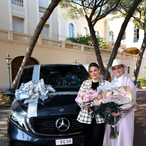 Exclusif - Camille Gottlieb, la fille de la princesse Stéphanie de Monaco et présidente de l'association Be Safe, et Elena Sivoldaeva, grande donatrice en Principauté et designer en haute joaillerie, propriétaire de la boutique Je le Veux à Monaco, durant la donation d'un Van électrique Mercedes EQV 300, à l'association Be Safe sur la place du Palais à Monaco, le 27 avril 2022. Cette association a pour but d'inciter les jeunes et leurs parents à prendre conscience des dangers de l'alcool au volant. © Bruno Bebert / PRM / Bestimage