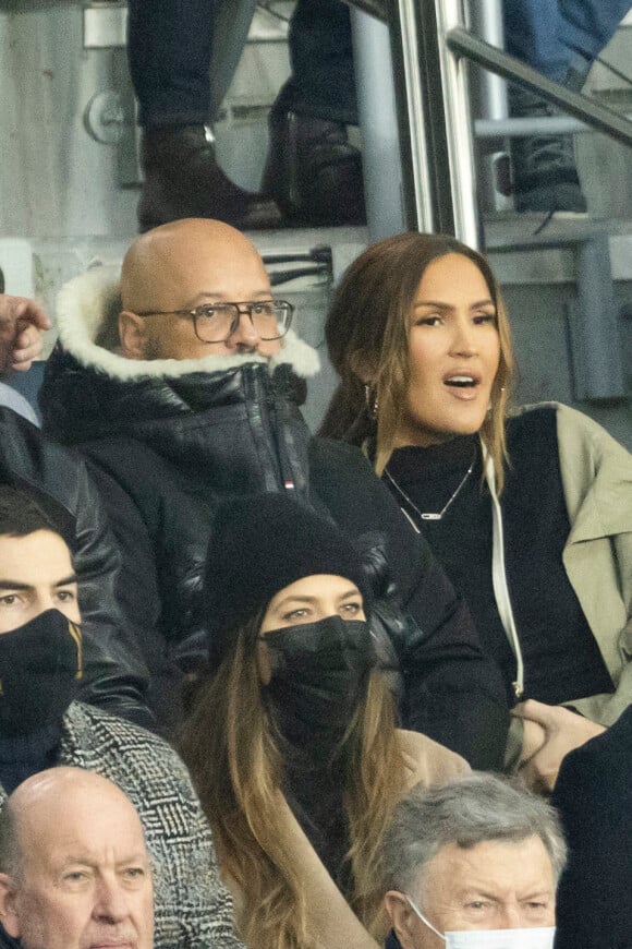 Vitaa (enceinte de son 3ème enfant) et son mari Hicham Bendaoud, Nikola Karabatic et sa compagne Geraldine Pillet - People lors de la huitième de finale aller de la Ligue des champions entre le PSG et le Real Madrid au Parc des Princes à Paris le 15 février 2022. © Cyril Moreau/Bestimage