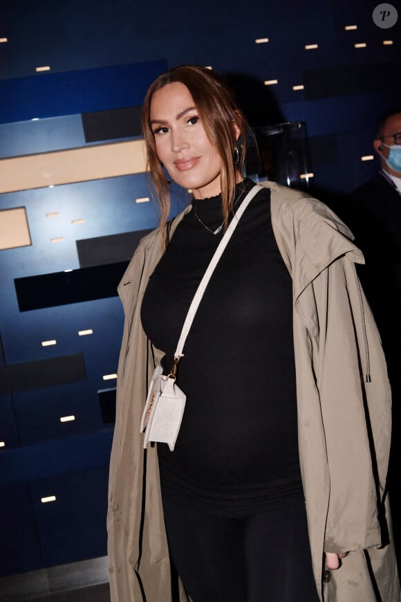 Vitaa (enceinte de son 3ème enfant) - People dans les loges lors du huitième de finale aller de la Ligue des champions entre le PSG et le Real Madrid au Parc des Princes à Paris le 15 février 2022. © Rachid Bellak/Bestimage 