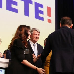 Eric Zemmour (7 %), Sarah Knafo et Philippe de Villiers au soir du premier tour des élections présidentielles 2022 à la Mutualité à Paris le 10 avril 2022