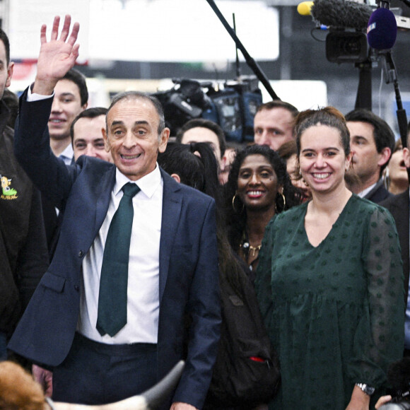 Eric Zemmour, candidat du parti "Reconquête!" à l'élection présidentielle et sa compagne Sarah Knafo visitent la 58ème édition du Salon international de l'agriculture au parc des expositions Paris Expo Porte de Versailles à Paris