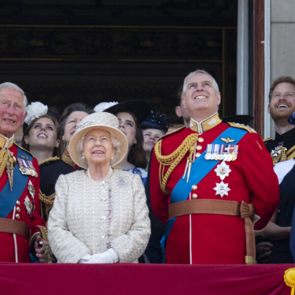 Camilla Parker Bowles, duchesse de Cornouailles, le prince Charles, prince de Galles, la reine Elisabeth II d'Angleterre, le prince Andrew, duc d'York, le prince Harry, duc de Sussex, et Meghan Markle, duchesse de Sussex, la princesse Beatrice d'York, la princesse Eugenie d'York, la princesse Anne, isla Phillips, James Mountbatten-Windsor, vicomte Severn - La famille royale au balcon du palais de Buckingham lors de la parade Trooping the Colour 2019, célébrant le 93ème anniversaire de la reine Elisabeth II, Londres, le 8 juin 2019. 