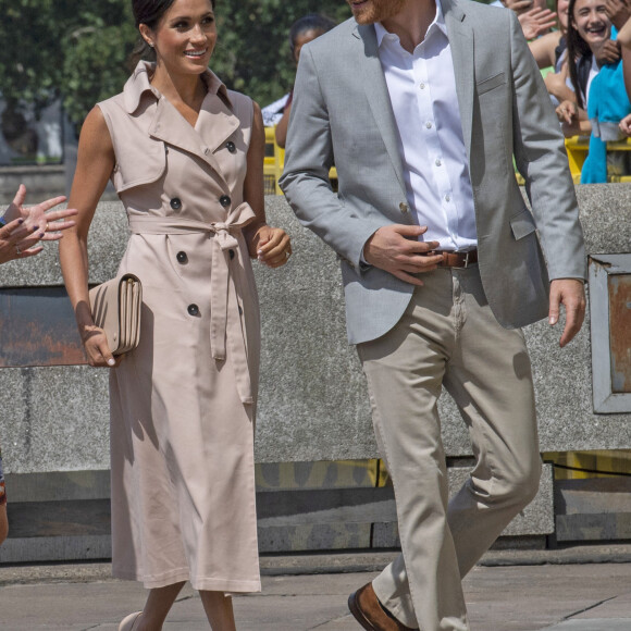 Le prince Harry, duc de Sussex et Meghan Markle, duchesse de Sussex lors de leur visite de l'exposition commémorative de la naissance de Nelson Mandela au centre Southbank à Londres le 17 juillet 2018 