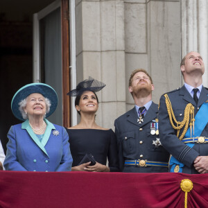 La reine Elisabeth II d'Angleterre, Meghan Markle, duchesse de Sussex (habillée en Dior Haute Couture par Maria Grazia Chiuri), le prince Harry, duc de Sussex, le prince William, duc de Cambridge, Kate Catherine Middleton, duchesse de Cambridge - La famille royale d'Angleterre lors de la parade aérienne de la RAF pour le centième anniversaire au palais de Buckingham à Londres. Le 10 juillet 2018 