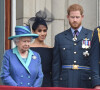 Info - Le prince Harry publiera ses mémoires fin 2022 - La reine Elisabeth II d'Angleterre, Meghan Markle, duchesse de Sussex (habillée en Dior Haute Couture par Maria Grazia Chiuri), le prince Harry, duc de Sussex - La famille royale d'Angleterre lors de la parade aérienne de la RAF pour le centième anniversaire au palais de Buckingham à Londres.