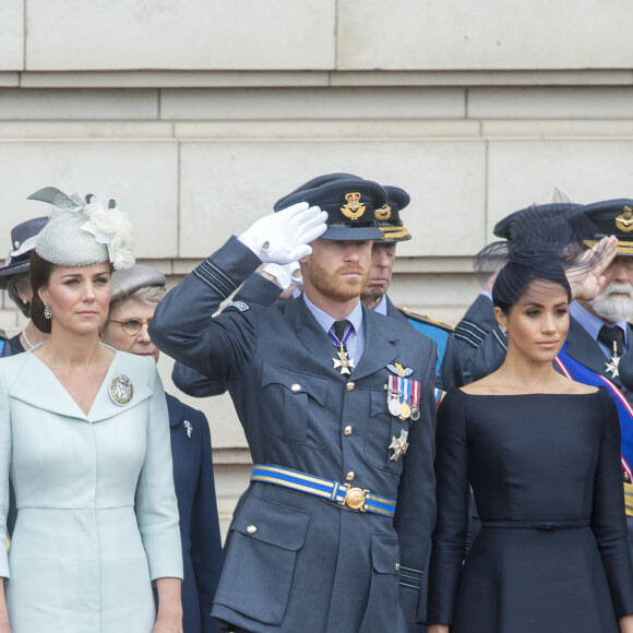 Le prince William, duc de Cambridge, Kate Catherine Middleton, duchesse de Cambridge, le prince William, duc de Sussex, Meghan Markle, duchesse de Sussex (habillée en Dior Haute Couture par Maria Grazia Chiuri) - La famille royale d'Angleterre lors de la parade aérienne de la RAF pour le centième anniversaire au palais de Buckingham à Londres. Le 10 juillet 2018 