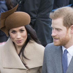 Le prince Harry et sa fiancée Meghan Markle arrivent à l'église St Mary Magdalene pour la messe de Noël à Sandringham le 25 décembre 2017. 