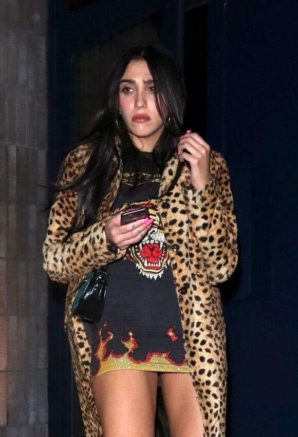 Lourdes Leon, vêtue d'un manteau léopard, arrive à la soirée "Love Magazine" avec des amis lors de la "London Fashion Week" (14 - 18 février 2020), le 17 février 2020. 