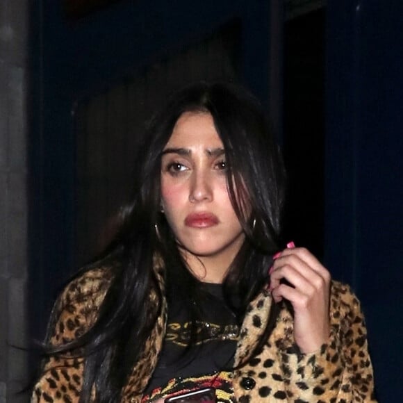 Lourdes Leon, vêtue d'un manteau léopard, arrive à la soirée "Love Magazine" avec des amis lors de la "London Fashion Week" (14 - 18 février 2020), le 17 février 2020. 