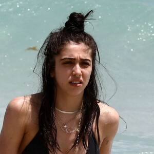 Lourdes Leon profite d'une belle journée ensoleillée avec des amis sur une plage à Miami. le 10 avril 2017 