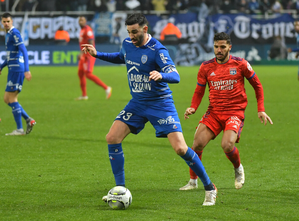 Photo : Adil Rami lors du match de football Ligue 1 Uber Eats opposant ...