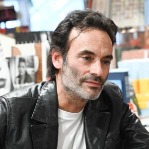 Exclusif - Anthony Delon dédicace son livre "Entre chien et loup" à la librairie du Publicisdrugstore à Paris © Coadic Guirec/Bestimage 