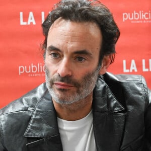 Exclusif - Anthony Delon dédicace son livre "Entre chien et loup" à la librairie du Publicisdrugstore à Paris le 21 avril 2022. © Coadic Guirec/Bestimage