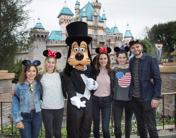 Les deux actrices de "Downtown Abbey", Laura Carmichael et Michelle Dockery avec Michael Fox, Kelly Paterniti et Jessica de Gouw en visite au parc d'attraction Disneyland à Anaheim, Californie, Etats-Unis, le 10 février 2017. 