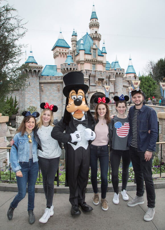 Les deux actrices de "Downtown Abbey", Laura Carmichael et Michelle Dockery avec Michael Fox, Kelly Paterniti et Jessica de Gouw en visite au parc d'attraction Disneyland à Anaheim, Californie, Etats-Unis, le 10 février 2017. 