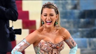Met Gala 2022 : Blake Lively se transforme sur le tapis rouge, Ryan Reynolds estomaqué et fou d'amour !