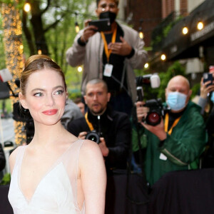 Emma Stone se rend au MET Gala à New York, le 2 mai 2022. 