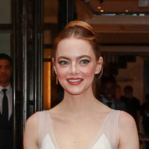 Emma Stone se rend au MET Gala à New York, le 2 mai 2022. 