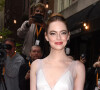 Emma Stone quitte The Mark Hotel pour le Met Gala, le 2 mai 2022 à New York