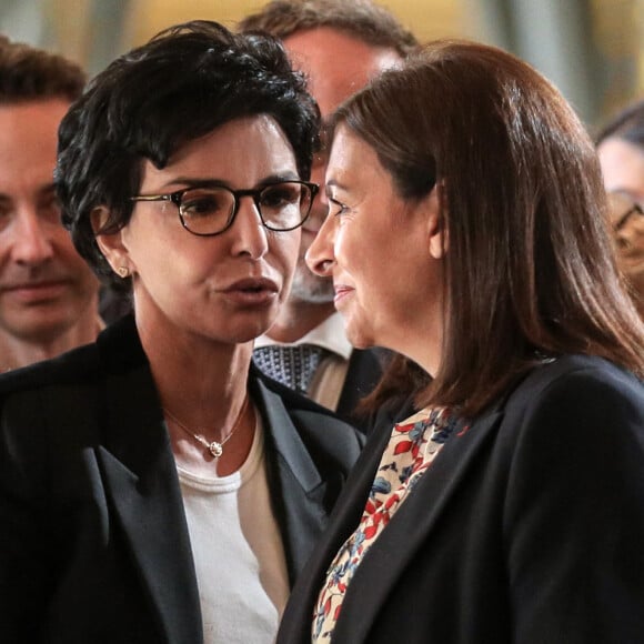 La maire de Paris, Anne Hidalgo accueillie par Rachida Dati, membre du parti Les Republicains (LR) et ancienne candidate aux élections municipales de Paris 2020, à son arrivée à la mairie de Paris pour la réunion du conseil de Paris qui l'élira officiellement après sa victoire aux élections municipales de Paris 2020 le week-end dernier. Le 3 juillet 2020