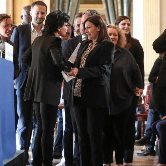 La maire de Paris, Anne Hidalgo accueillie par Rachida Dati, membre du parti Les Republicains (LR) et ancienne candidate aux élections municipales de Paris 2020, à son arrivée à la mairie de Paris pour la réunion du conseil de Paris qui l'élira officiellement après sa victoire aux élections municipales de Paris 2020 le week-end dernier. Le 3 juillet 2020