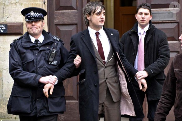 Pete Doherty à la sortie du tribunal de Gloucester, lors de son arrestation le 21 décembre 2009 !