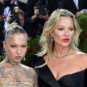 Kate Moss et sa fille Lila Grace sur le tapis rouge du Met Gala 2022 au Metropolitan Museum of Art à New York. Credit: Doug Peters/EMPICS