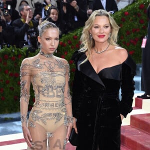 Kate Moss et sa fille Lila Grace, future mannequin, arrivent au Met Gala 2022 au Metropolitan Museum of Art à New York. Credit: Doug Peters/EMPICS