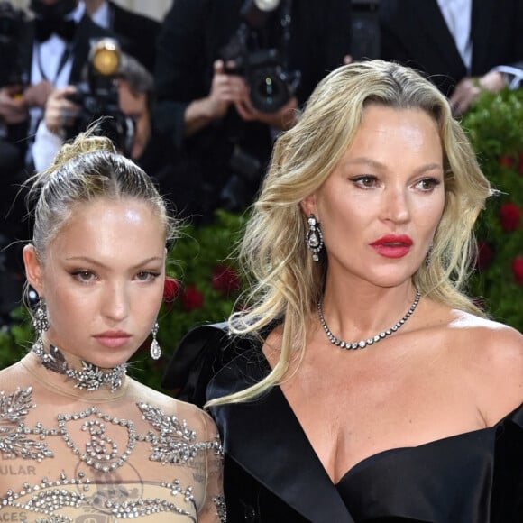 Kate Moss arrive au Met Gala 2022 avec sa fille Lila Grace au Metropolitan Museum of Art à New York. Credit: Doug Peters/EMPICS