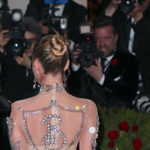 Kate Moss et sa fille Lila Grace de dos au Met Gala 2022 au Metropolitan Museum of Art à New York. Credit: Doug Peters/EMPICS