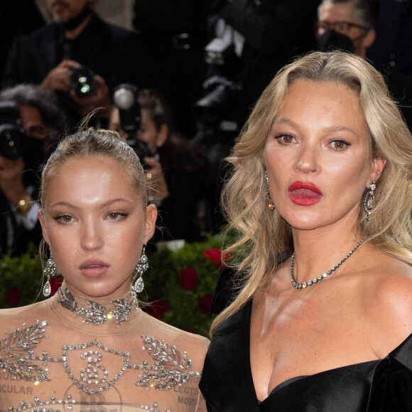 Kate Moss et sa fille Lila Grace, son sosie, arrivent au Met Gala 2022 au Metropolitan Museum of Art à New York. Photo by DNphotography/ABACAPRESS.COM