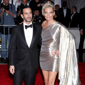 Marc Jacobs et Kate Moss au Met Gala 2009 avec une robe iconique au Metropolitan Museum of Art, à New York City, NY, USA le 4 mai 2009. Photo by Marion Curtis/Startraks/ ABACAPRESS.COM