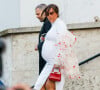 Amel Bent, enceinte, à la sortie du défilé femme Giambattista Valli Automne/Hiver 2022/2023 lors de la Fashion Week de Paris, France, le 7 mars 2022.