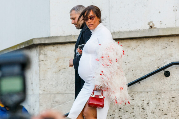 Amel Bent, enceinte, à la sortie du défilé femme Giambattista Valli Automne/Hiver 2022/2023 lors de la Fashion Week de Paris, France, le 7 mars 2022.
