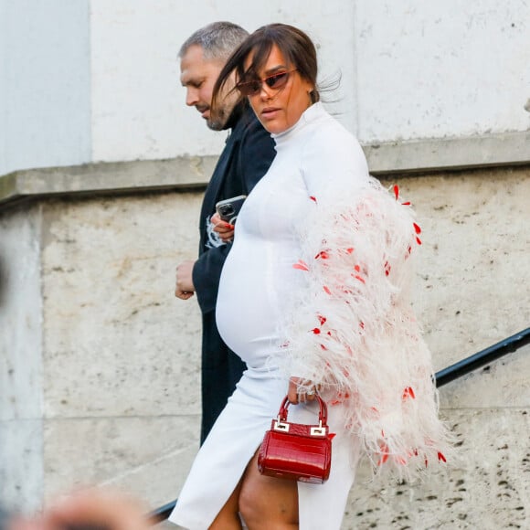 Amel Bent, enceinte, à la sortie du défilé femme Giambattista Valli Automne/Hiver 2022/2023 lors de la Fashion Week de Paris, France, le 7 mars 2022.