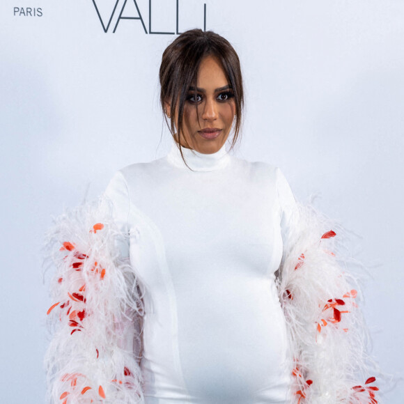 Amel Bent, enceinte, au photocall du défilé femme Giambattista Valli Automne/Hiver lors de la Fashion Week de Paris