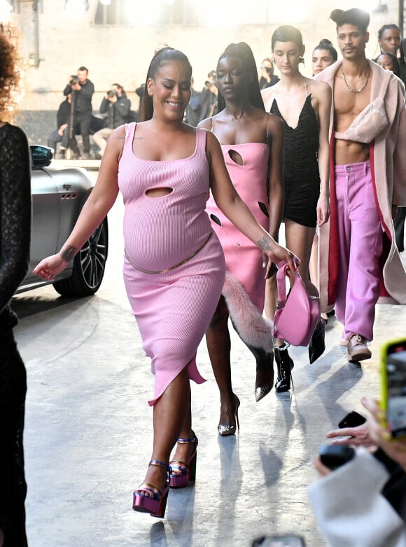 Amel Bent (enceinte) pendant le défilé pour Lecourt Mansion Femme Automne/Hiver 2022/2023 lors de la Fashion Week de Paris, France, le 5 mars 2022