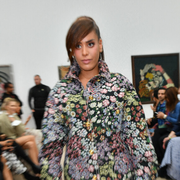 Amel Bent au front row du défilé de mode Giambattista Valli lors de la la Fashion Week printemps/été 2022 à Paris, France, le 4 octobre 2021