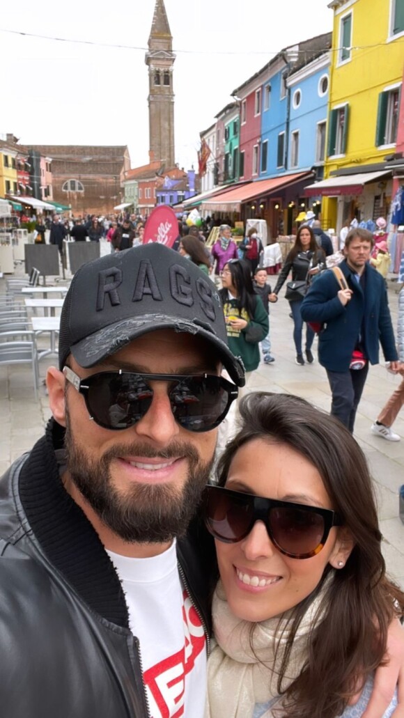 Olivier Giroud profite d'un séjour à Burano avec sa femme Jennifer.