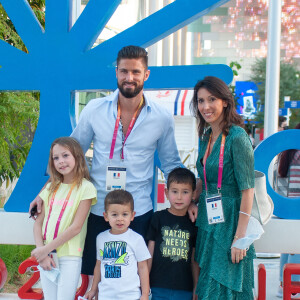 Exclusif - Olivier Giroud avec sa femme Jennifer et leurs enfants, Jade, Evan et Aaron, arrivent au Pavillon France à l'expo universelle Expo Dubaï, à Dubaï, Emirats Arabes Unis.