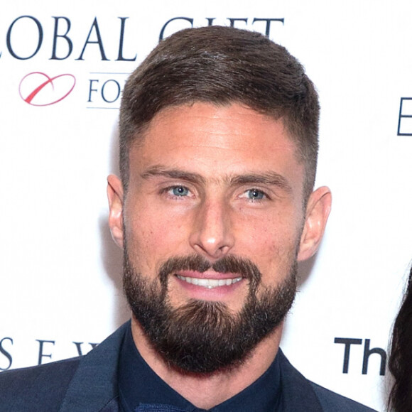 Olivier Giroud et sa femme Jennifer Giroud posent lors du photocall de la soirée Global Gift à Londres.